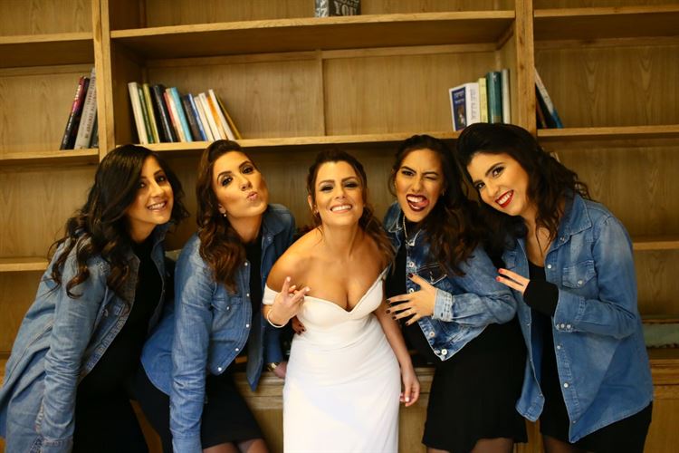 דרך בלתי שגרתית להתחיל עם בחורה בבר 22