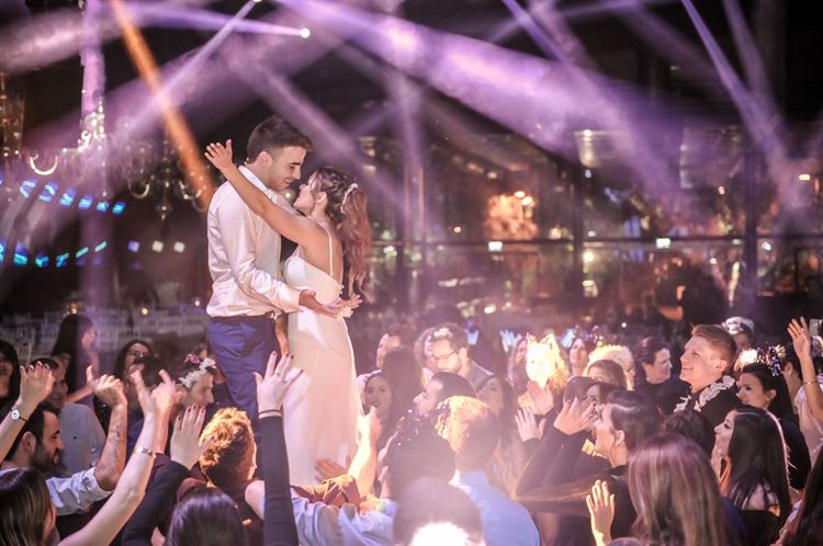 דרך בלתי שגרתית להתחיל עם בחורה בבר 23