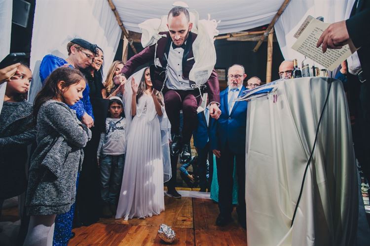 התחפושת שחיברה בין שני אנשים עד לחופה 26