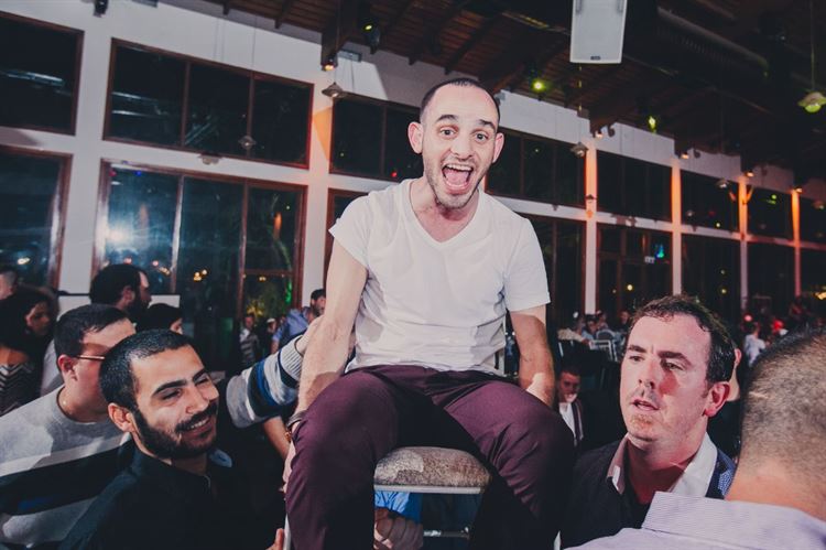 התחפושת שחיברה בין שני אנשים עד לחופה 28