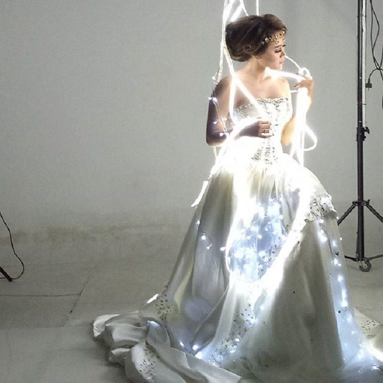 וילונות, מפות ונייר טואלט: חומרי גלם לא שגרתיים לשמלות כלה 9