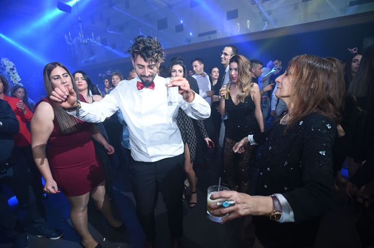 צפו: כך נראית הצעת נישואים כששני בני הזוג תכננו להציע באותו היום 11