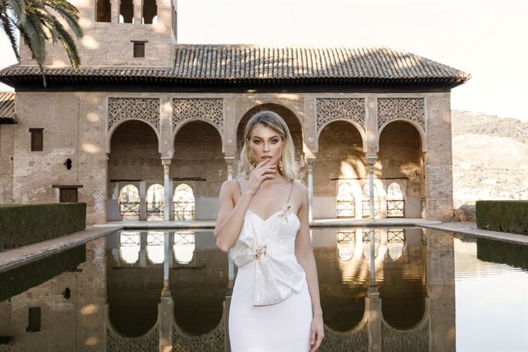 מה הקשר בין 'משחקי הכס' לקטלוג שמלות הכלה הזה? 19