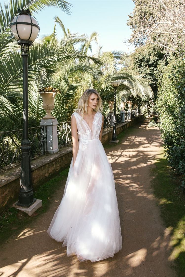 מה הקשר בין 'משחקי הכס' לקטלוג שמלות הכלה הזה? 13