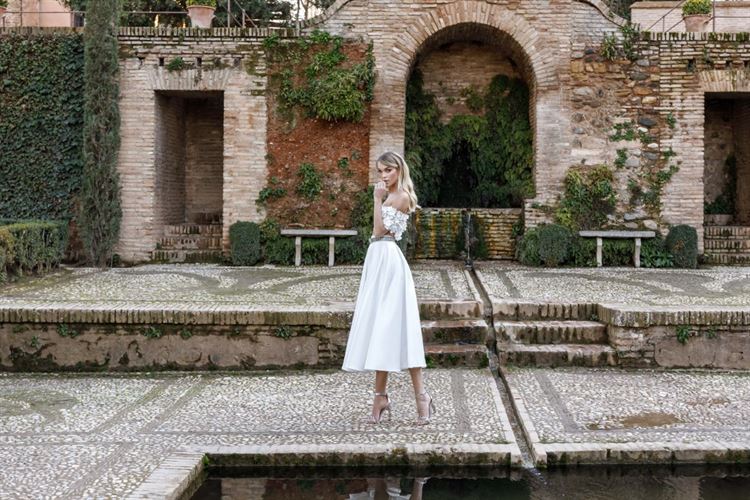 מה הקשר בין 'משחקי הכס' לקטלוג שמלות הכלה הזה? 9