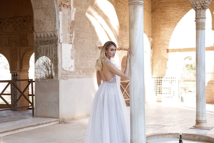 מה הקשר בין 'משחקי הכס' לקטלוג שמלות הכלה הזה? 17