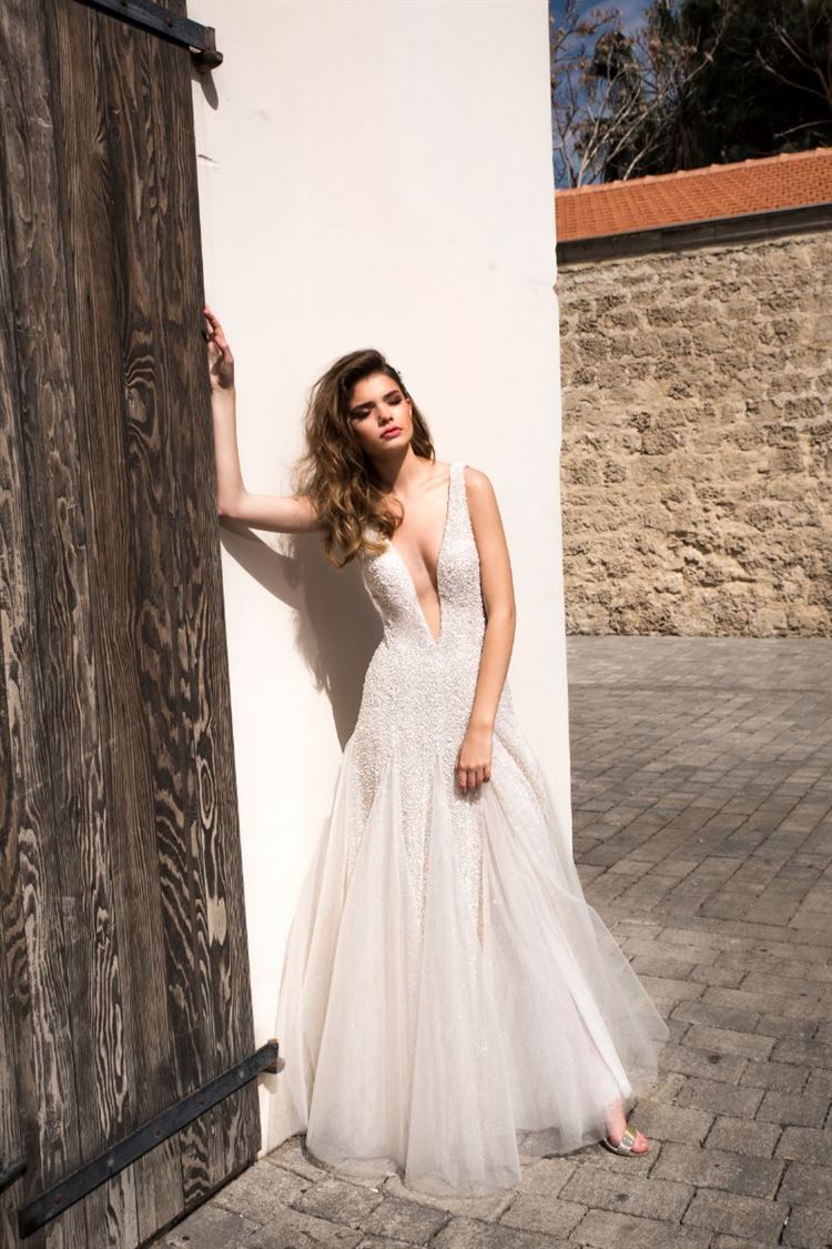 איך נראות שמלות כלה שעוצבו כמחווה ל-Dior? 17