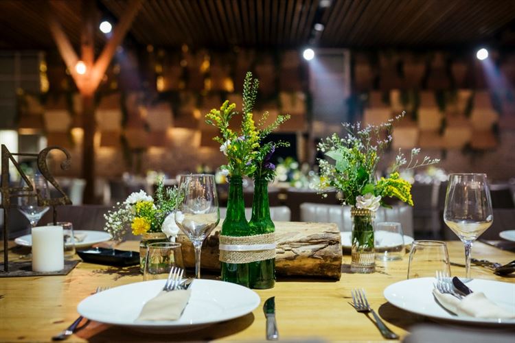 על עיצוב השולחנות אחראים סיון ביטרמן ושי פישר וכמובן המעצבים של גן האירועים אלכסנדר (צילום: תומר מונטיליה)