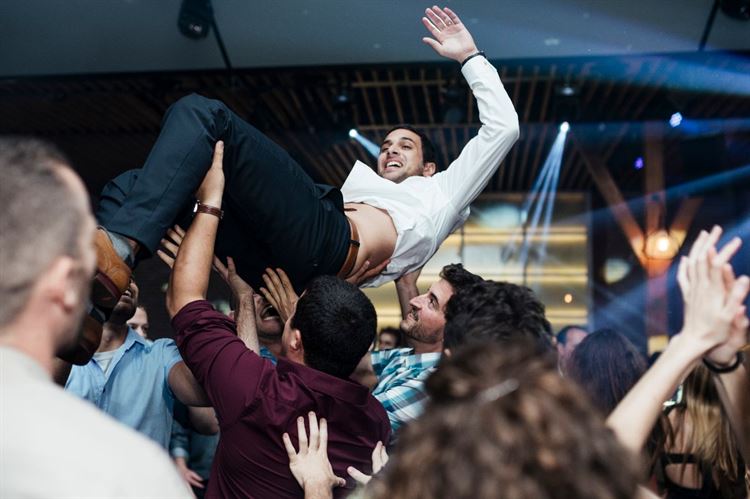 אם החתן לא נוגע בתקרה זה לא שווה כלום (צילום: תומר מונטיליה)