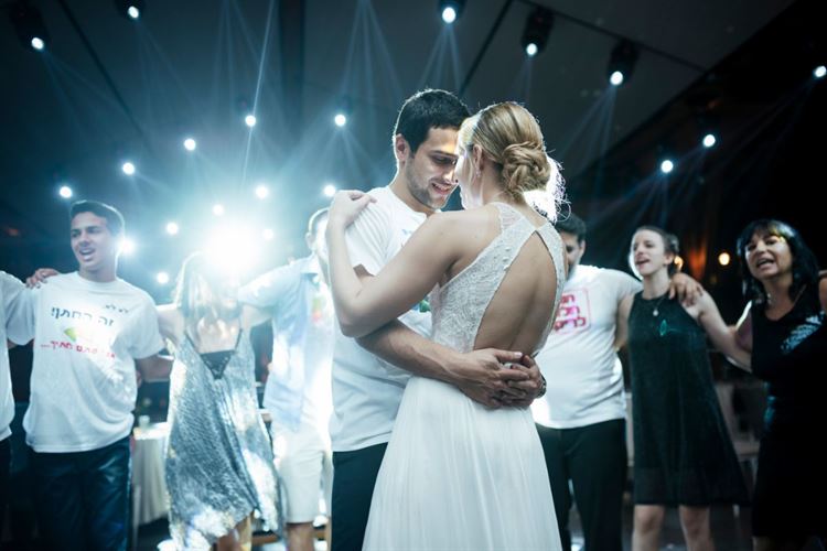 בעל ואישה בריקוד צמוד ומרגש  (צילום: תומר מונטיליה)