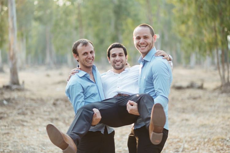 עכשיו הם נראים כמו שושבינים רגילים.. אבל זה לא ישאר ככה עוד הרבה זמן (צילום: תומר מונטיליה)