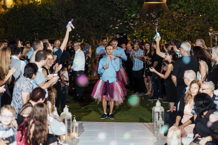 מה דעתכם? כניסה מספיק מקורית לחופה? (צילום: תומר מונטיליה)