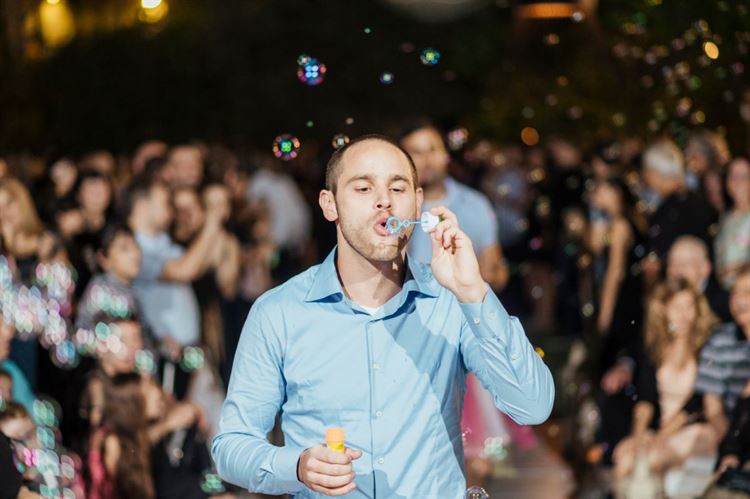 מזל שחברים של שי פישר הם גברים שיודעים לעשות שני דברים במקביל (צילום: תומר מונטיליה)