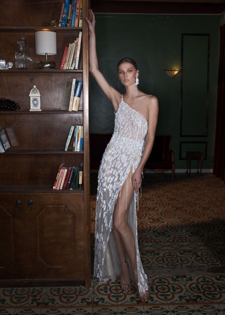 שמלה לכלות אופנתיות שלא מפחדות משסעים (צילום: אלכס ליפקין)