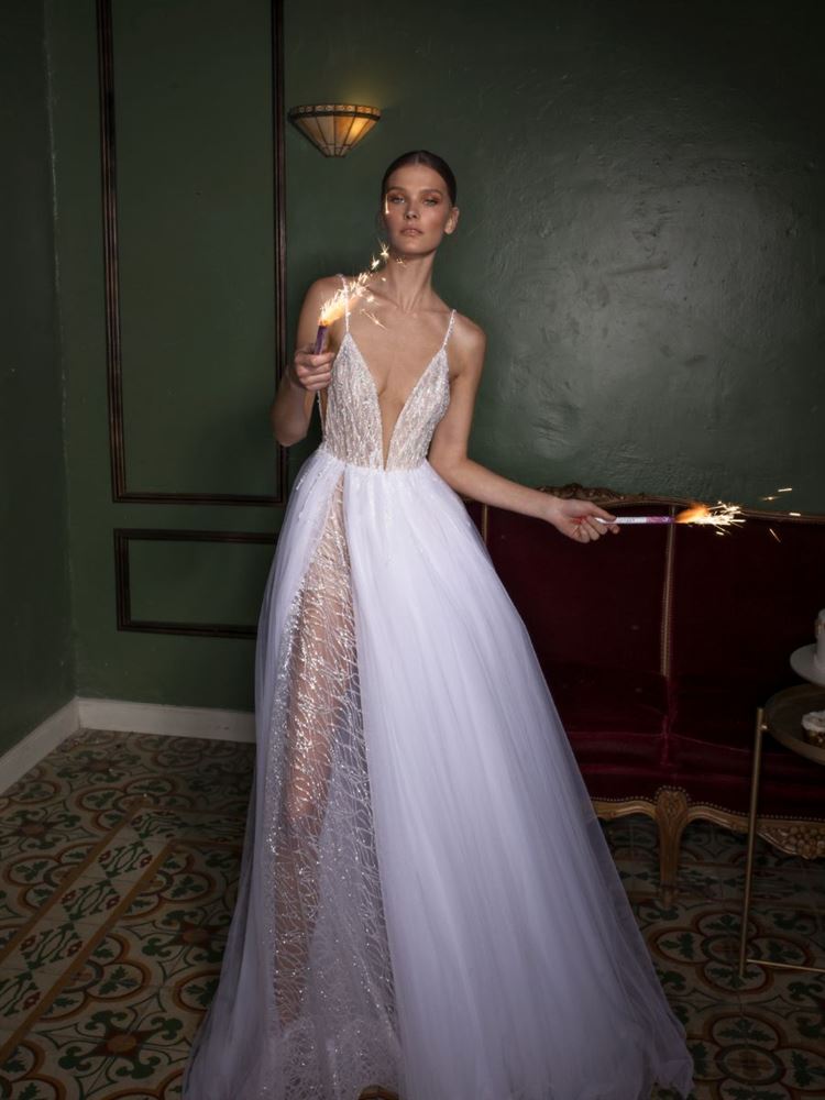 מושלמת, שמלת כלה בעיצובה של סימיז'אן בוזגלו (צילום: אלכס ליפקין)