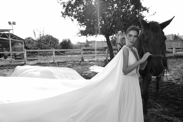 בקרוב אצלה? שיר אלמליח עולה על לבן 9