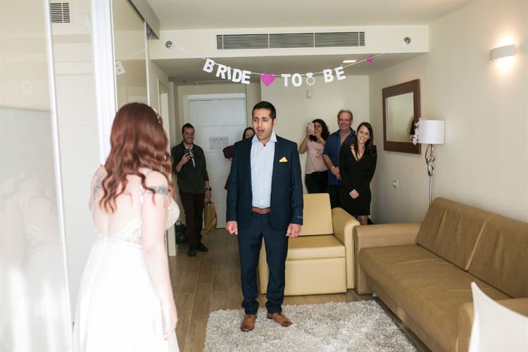 הפה הפעור של בניהו גדלינו מסביר מה הוא חשב על רעות גבע כשראה אותה עם שמלת כלה (צילום: דימה וזינוביץ')