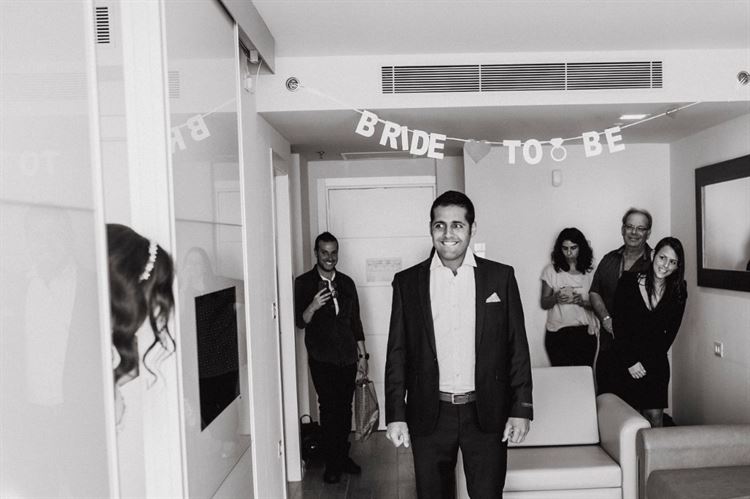 הנה היא, התגובה המרגשת של בניהו גדליהו כשהוא פוגש את רעות גבע בשמלת כלה (צילום: דימה וזינוביץ')