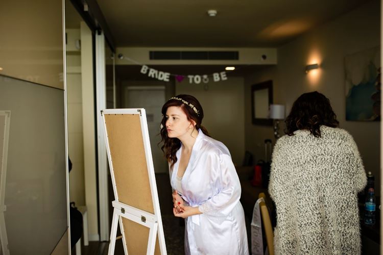 רגע לפני שהחגיגה מתחילה, רעות גבע בסידורים אחרונים (צילום: דימה וזינוביץ')