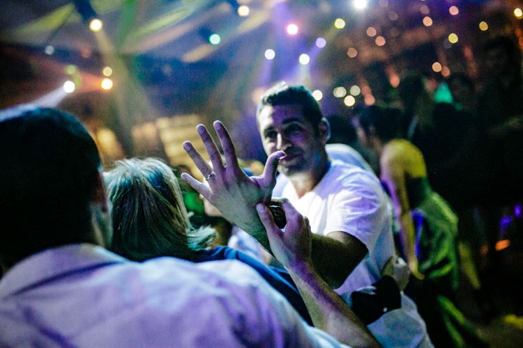 הנה תראו, הוא נשוי. בנות להפסיק לתכנן על בניהו גדליהו בטינדר, הוא כבר לא שם (צילום: דימה וזינוביץ')