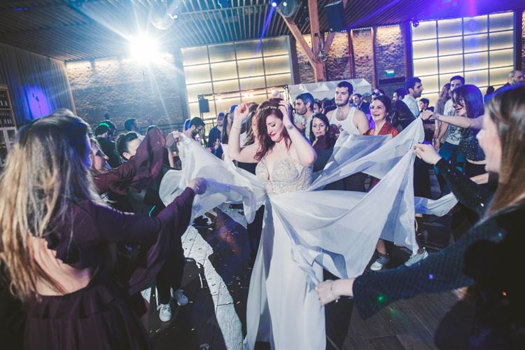 מרימים לרעות גבע ביום חתונתה (צילום: דימה וזינוביץ')