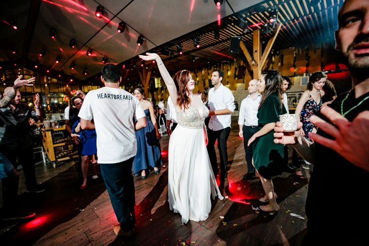 הכלה שלא מפספסת אף שנייה ברחבת הריקודים (צילום: דימה וזינוביץ')