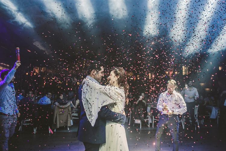 ריקוד סלואו בתוספת החברים הטובים (צילום: דימה וזינוביץ')