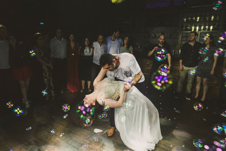 גם בועות סבון זה חלק מהחתונה כמובן (צילום: דימה וזינוביץ')