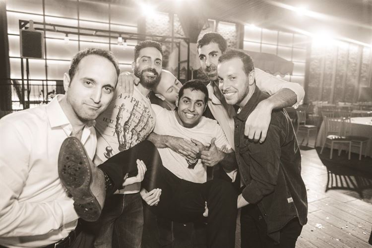 החתן השמח ביחד עם החברים הטובים (צילום: דימה וזינוביץ')