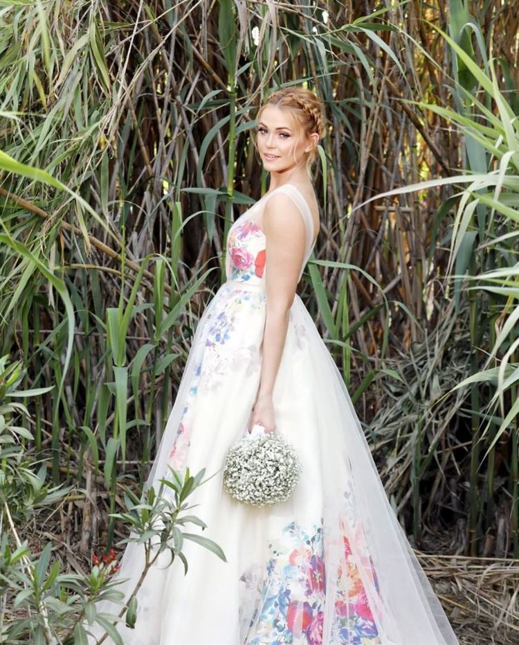 שמלה צבעונית מקסימה לכלות אמיצות (צילום: יוסי עוז)