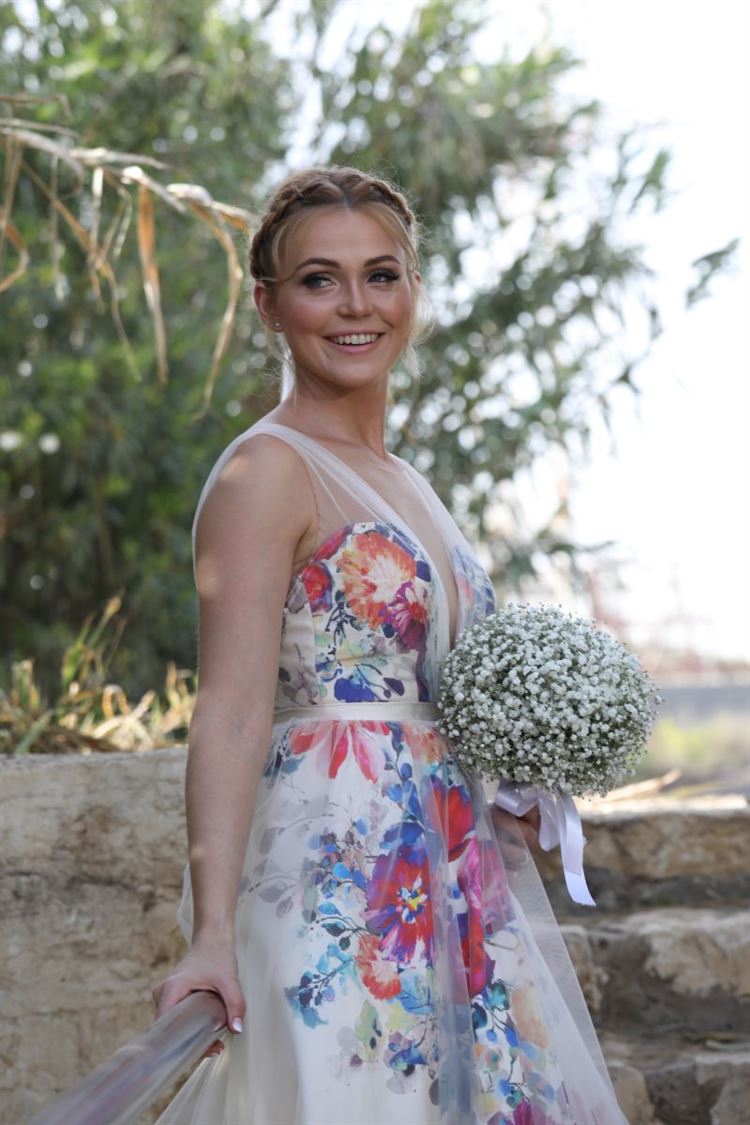 הצבעוניות של השמלה משתלבת עם הטבע, החתונה של דורית דויטש ויגאל קרזנר (צילום: יוסי עוז)