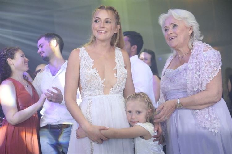 עברה ללוק שני, שמלה שיקית עם מפתח עמוק של סימיז'אן בוזגלו (צילום: יוסי עוז)