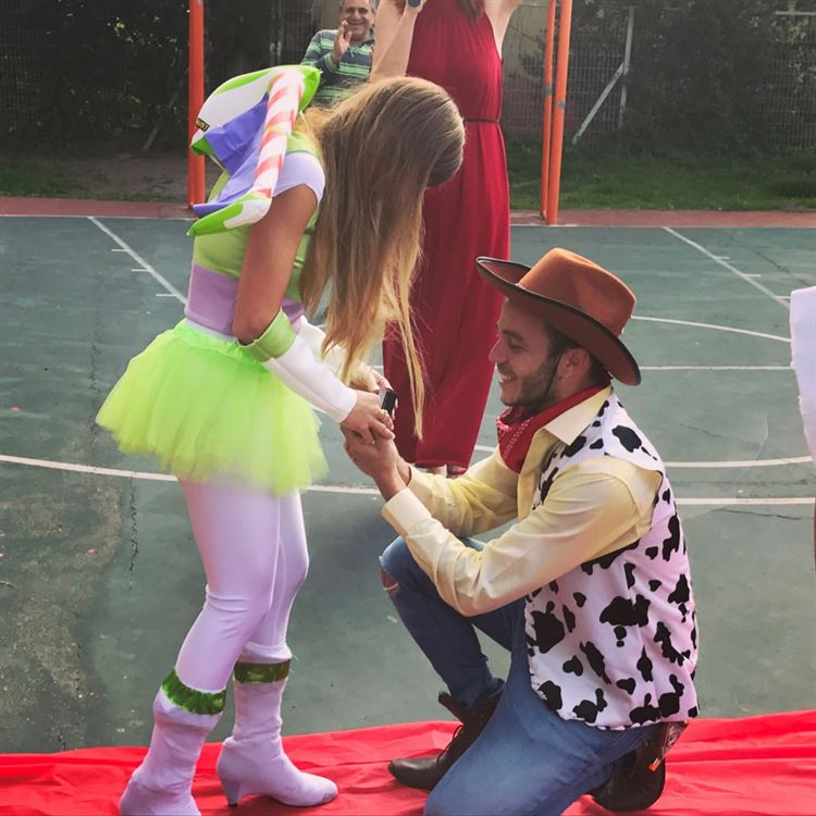 טוויסט בעלילה: הצעת נישואין בהשראת צעצוע של סיפור (צילום: באדיבות בני הזוג)