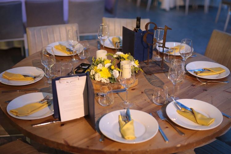 עיצוב מינימליסטי בקווים נקיים, החתונה של דניאל גלברד ומתן דוידוביץ' (צילום: אלדד צלמים)