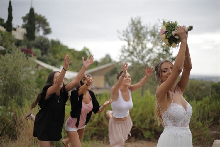 מי תופסת? החתונה של דניאל גלברד ומתן דוידוביץ' (צילום: אלדד צלמים)