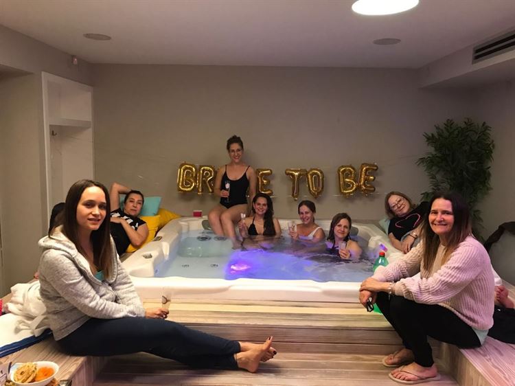 מעוררת השראה: מסיבת רווקות עם סבתא 24