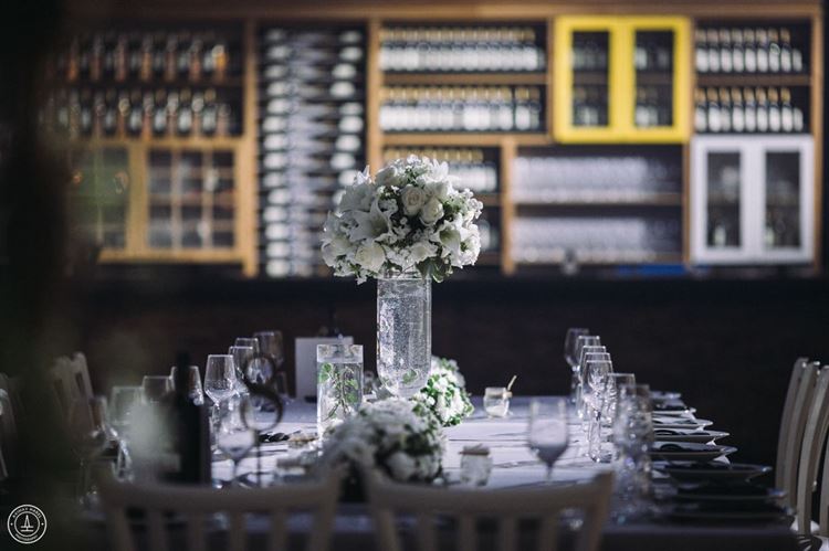 עיצוב פרחוני עוצר נשימה, החתונה של עטרת שמחוני ופרסואה טברן (צילום: אביחי הראל)