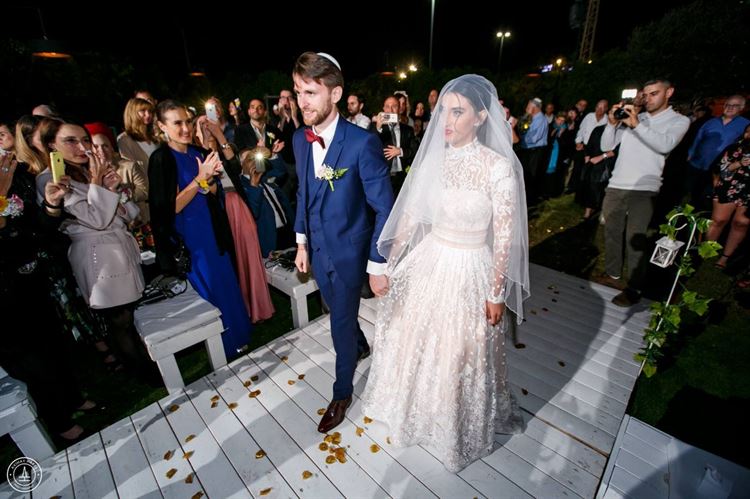 והנה הם באים. החתונה של עטרת שמחוני ופרסואה טברן (צילום: אביחי הראל)