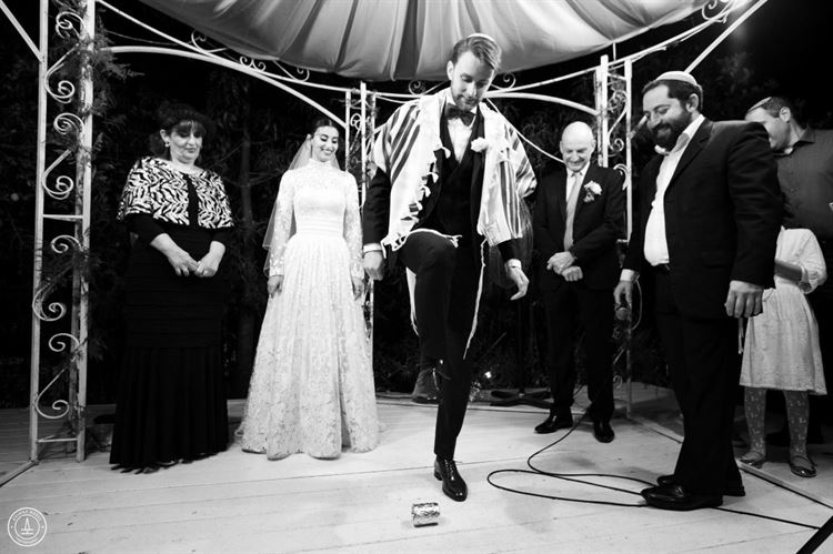 שובר את הכוס בסטייל, החתונה של עטרת שמחוני ופרסואה טברן (צילום: אביחי הראל)