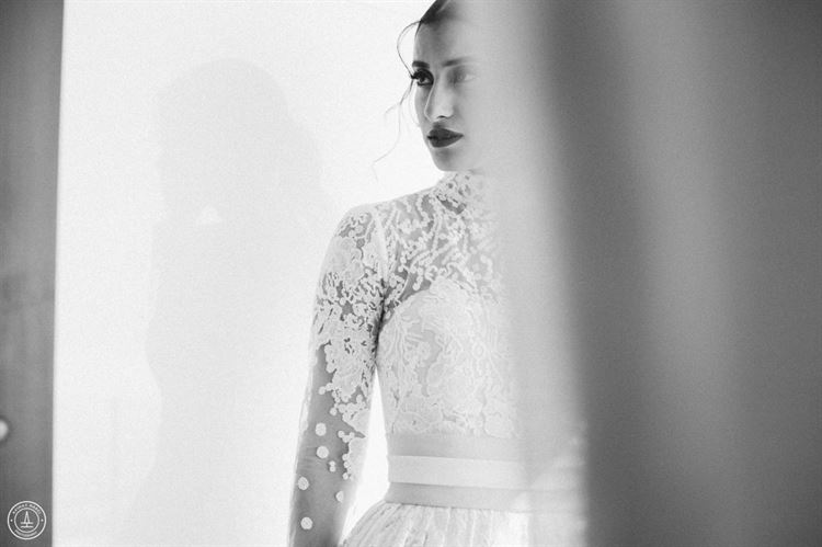 רגע ההתארגנות לפני המפגש עם החתן, החתונה של עטרת שמחוני ופרסואה טברן (צילום: אביחי הראל)