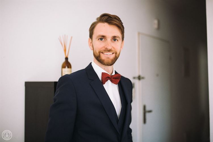 החתן המחויך עוד רגע פוגש את אהובתו, החתונה של עטרת שמחוני ופרסואה טברן (צילום: אביחי הראל)