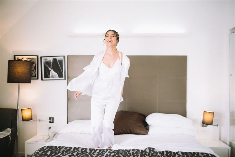 התחילה את היום כמלווה וסיימה אותו כמאורסת 9