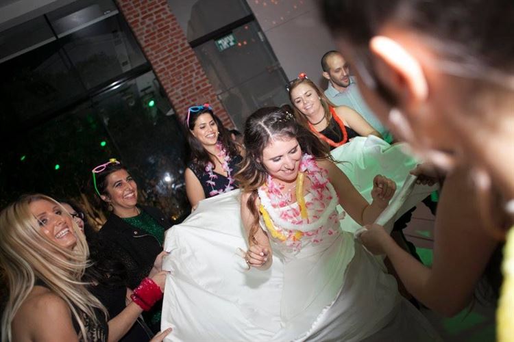 אי אפשר להוריד ממנה את העיניים, החתונה של גלית חליבה ואלעד קיסר (צילום: רועי שפרניק)