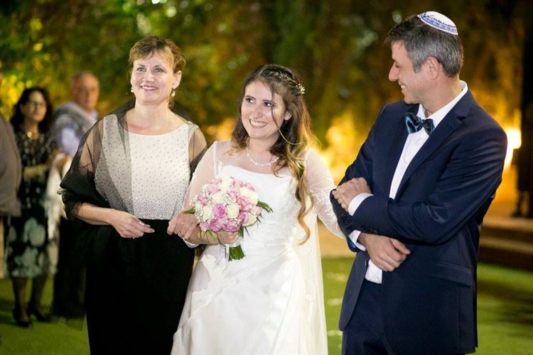 הכלה המאושרת בדרך אל החופה, החתונה של גלית חליבה ואלעד קיסר (צילום: רועי שפרניק)