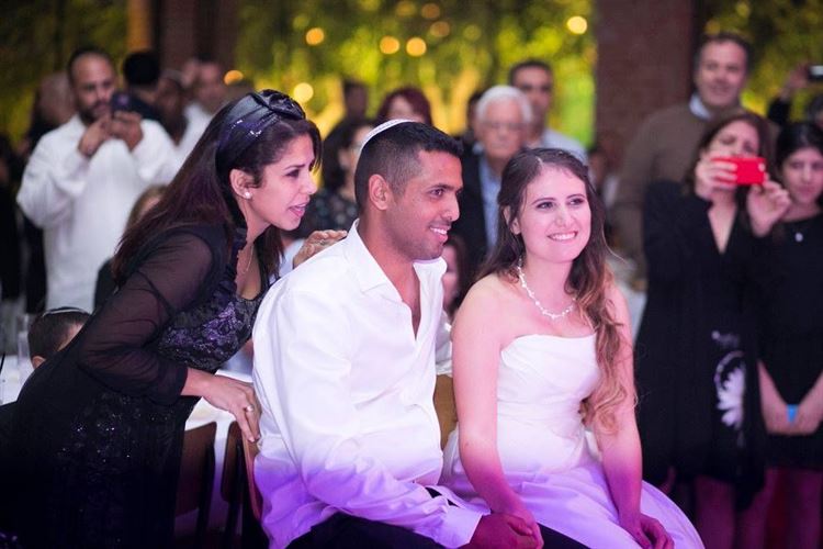 על מה הם מסתכלים? החתונה של גלית חליבה ואלעד קיסר (צילום: רועי שפרניק)