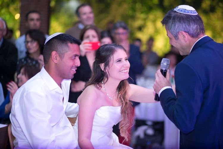 אנחנו לא יודעים מה הוא אמר, אבל זה בהחלט הצליח לרגש אותם, החתונה של גלית חליבה ואלעד קיסר (צילום: רועי שפרניק)