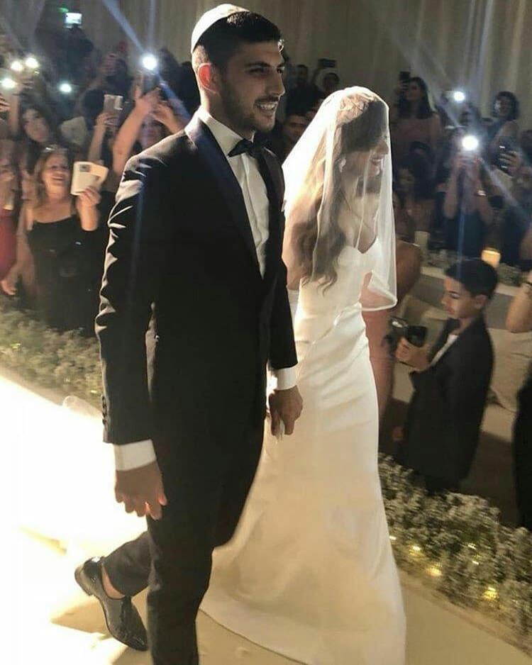 זה קרה: מלכת השושנים התחתנה 4