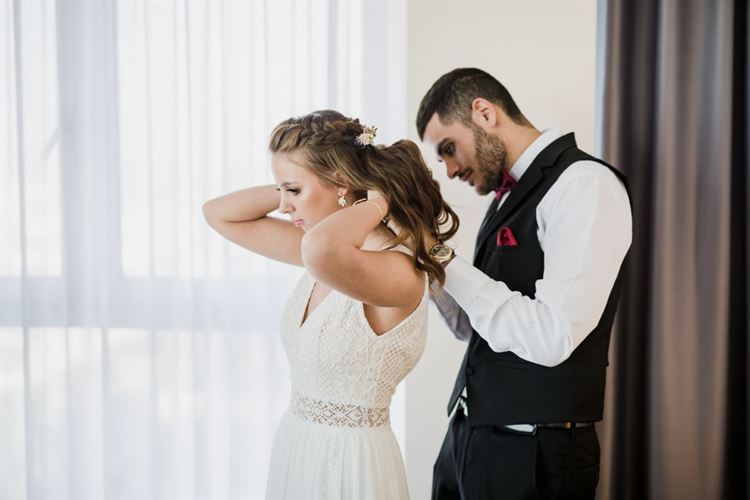 האולם נסגר אבל החתונה חייבת להימשך 11