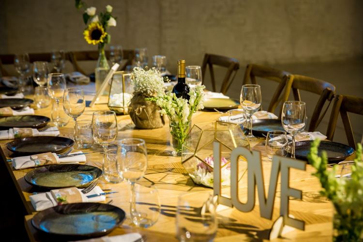 האולם נסגר אבל החתונה חייבת להימשך 15