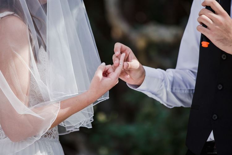 האולם נסגר אבל החתונה חייבת להימשך 16